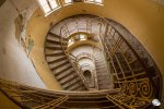 Über eine fantastische Wendeltreppe erreicht man die oberen Stockwerke des Südbaus - der Blick nach unten lohnt sich. (Foto: Eric)