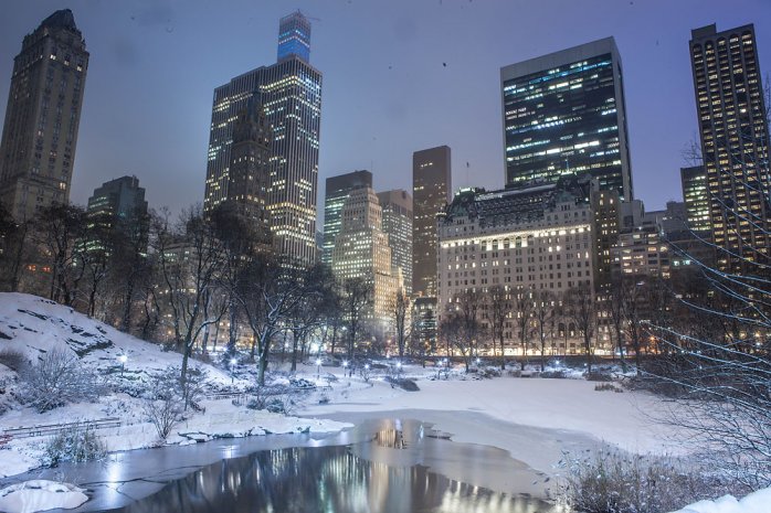 Der Central Park scheint vollkommen friedlich in dieser Langzeitbelichtung – nur die Schneeflocken auf der Linse deuten an, welche Naturgewalten hier einwirken (Foto: Anthony Quintano/Flickr)