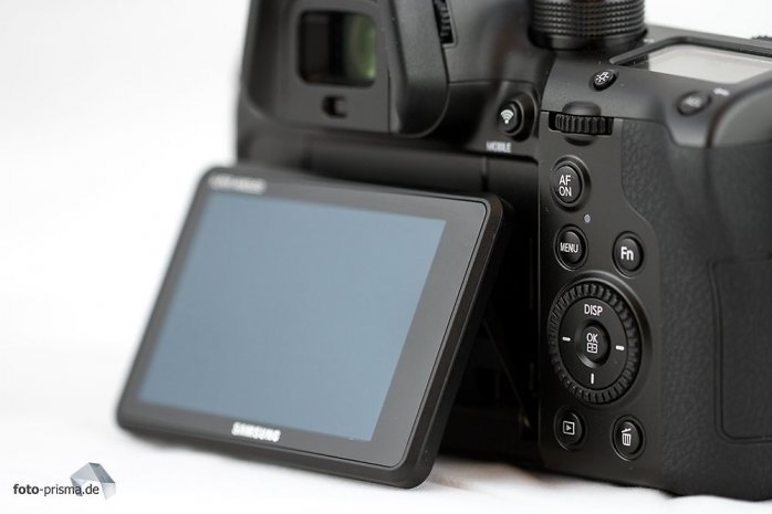 Das Display der Samsung NX1 ist klappbar und ist per Touch bedienbar (Foto: Eric)