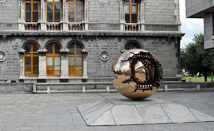Im Trinity College findet man die "Kugel in der Kugel" des italienischen Künstlers Arnaldo Pomodoro (Foto: Eric Paul)