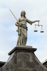 Justizia wacht auch in Irland symbolisch über Recht und Ordnung (Foto: Eric Paul)