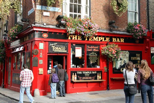 Ein Hotspot für Touristen ist die Temple Bar - entsprechend voll und teuer ist der Pub auch (Foto: Eric Paul)