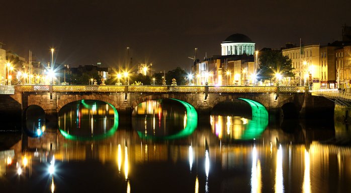 In der Nacht verwandeln zahlreiche Lampen die Stadt in ein Lichtermeer (Foto: Eric Paul)